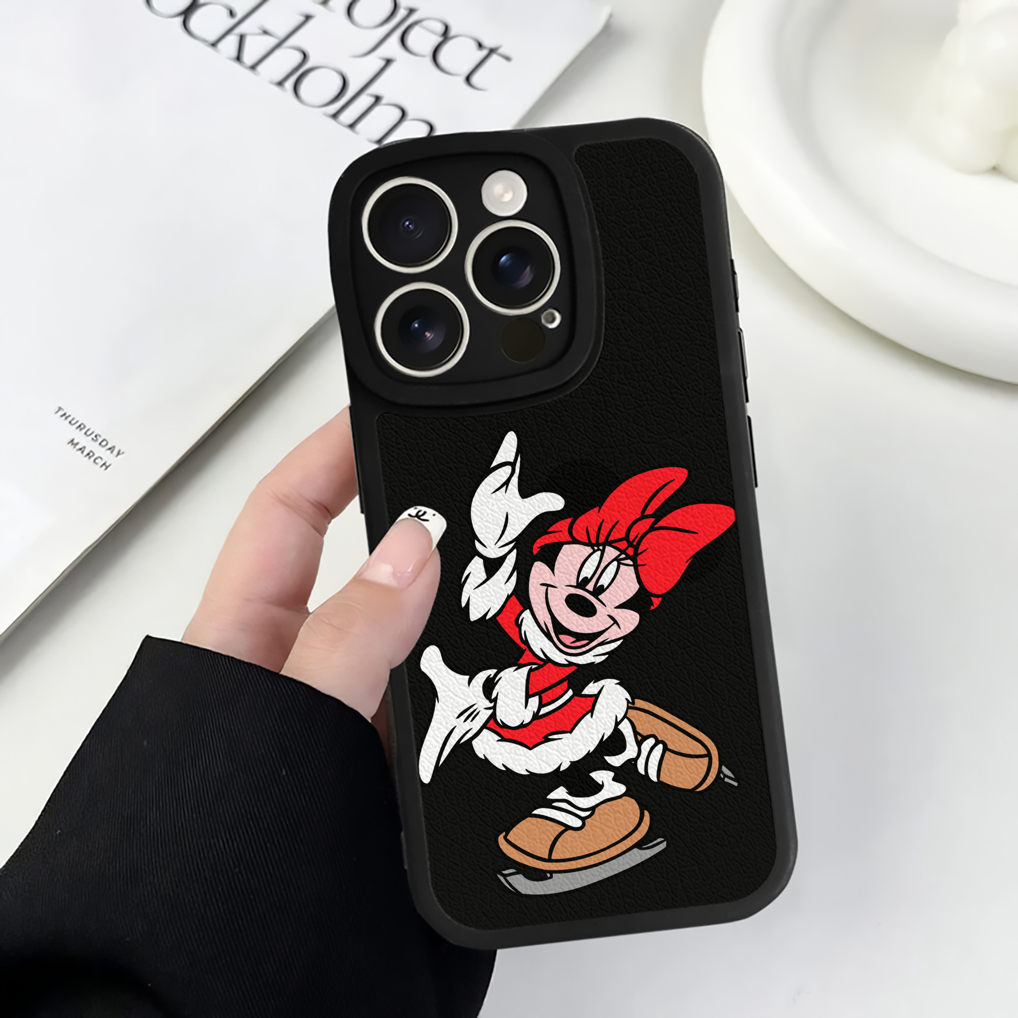 （画像用） ミッキーマウス Mickey Mouse 【iPhone 16シリーズ対応】シリコンスマホケース（レザー調） 材質：シリコン